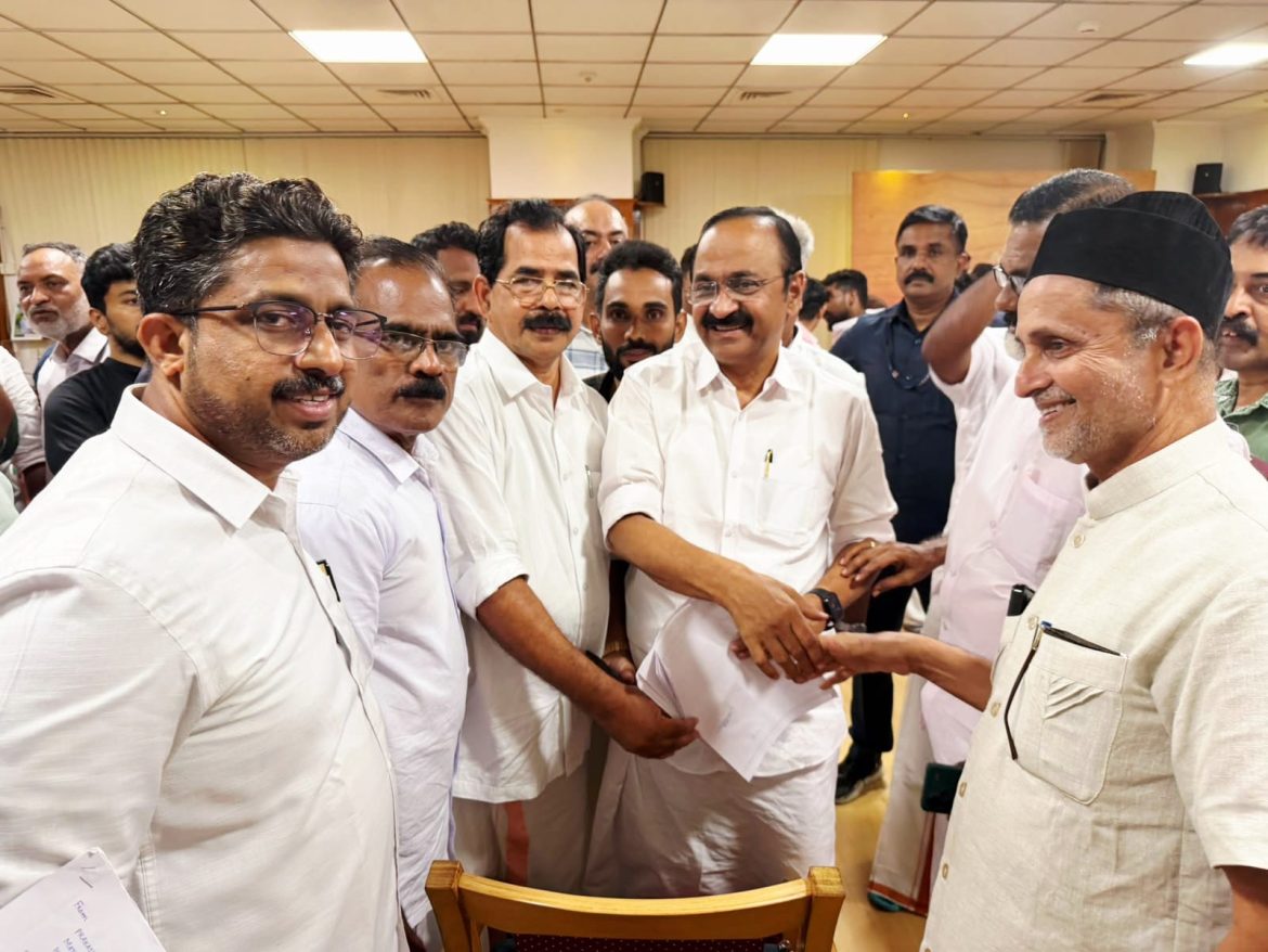 കാസറഗോഡ് ജില്ലാ ഭരണഭാഷാസമിതി വിവിധ ആവശ്യങ്ങൾ ഉന്നയിച്ച് മുഖ്യമന്ത്രിക് നിവേദനം നൽകി