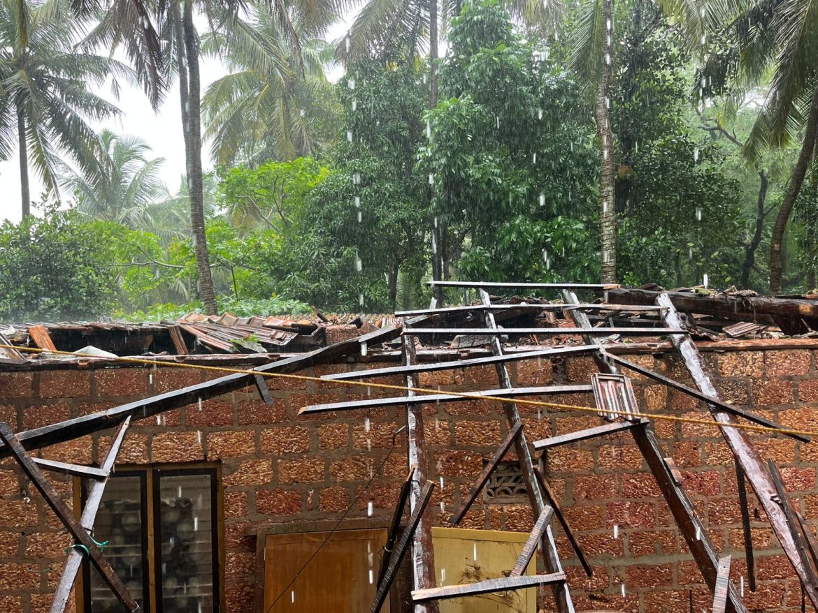 കനത്ത മഴ: ഷിറിയ ഓണന്തയിൽ വീടിന്റെ മേൽകൂര തകർന്നു സ്ത്രീക്ക് പരിക്ക് ; അമ്മയും കുഞ്ഞും അത്ഭുതകരമായി രക്ഷപ്പെട്ടു